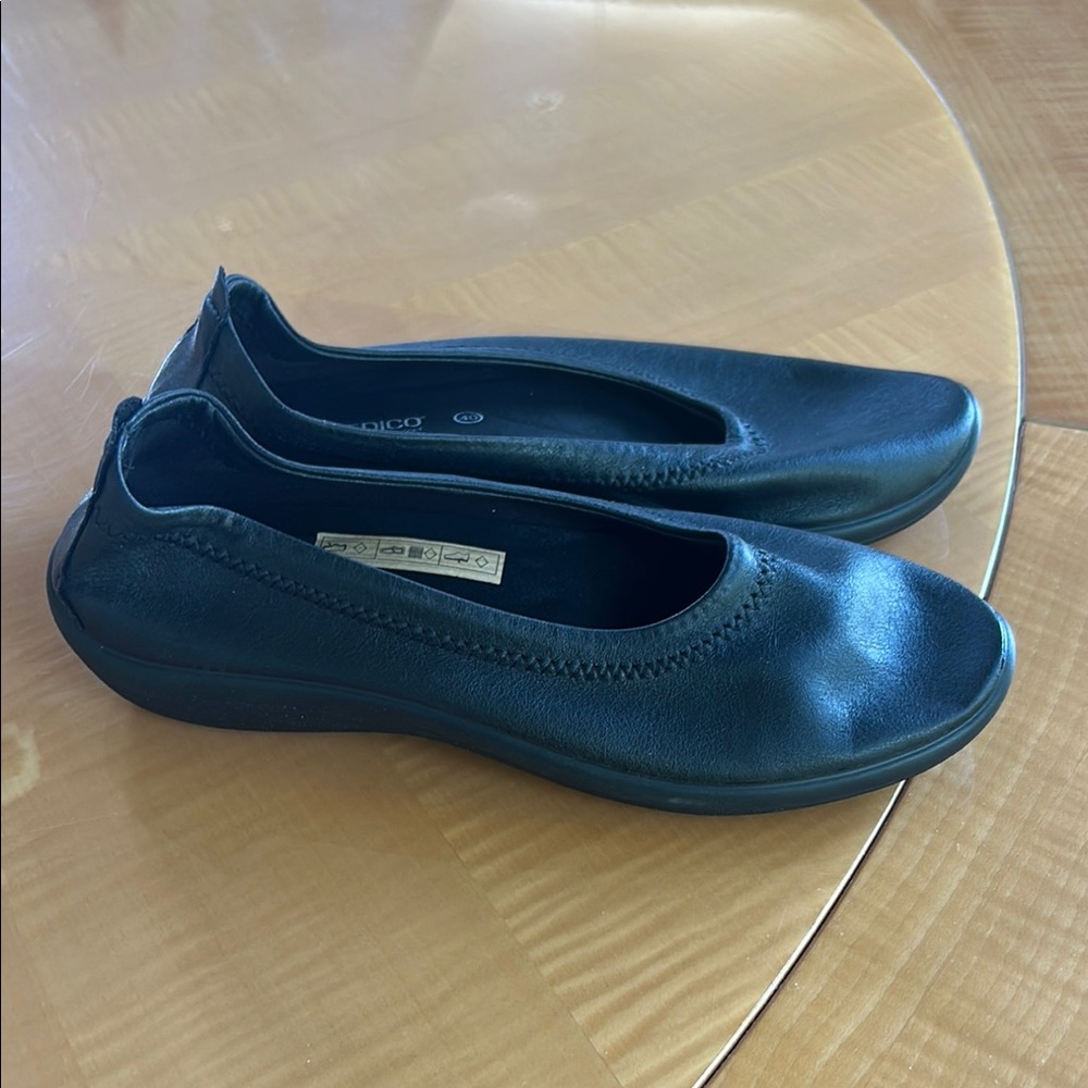 Arcopedico Black Flats Sleek Minimalist Design
